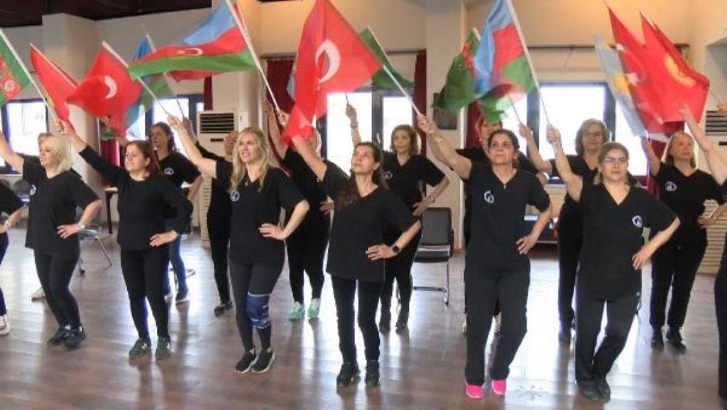 Kadın korosu, kostümlerini diktikleri 5 ülkenin şarkılarıyla sahne alacak