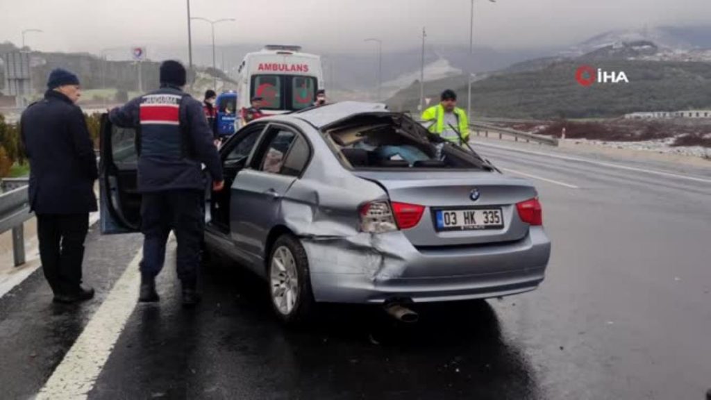 Kayganlaşan otoyolda feci kaza: 1 ölü 3 yaralı