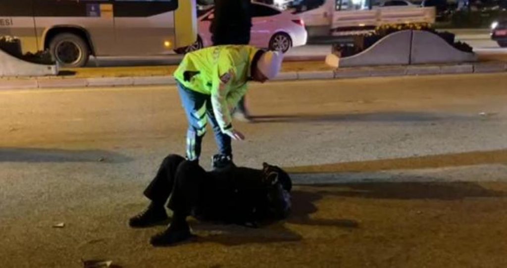 Kazada yaralanan bisikletliyi polis sakinleştirdi