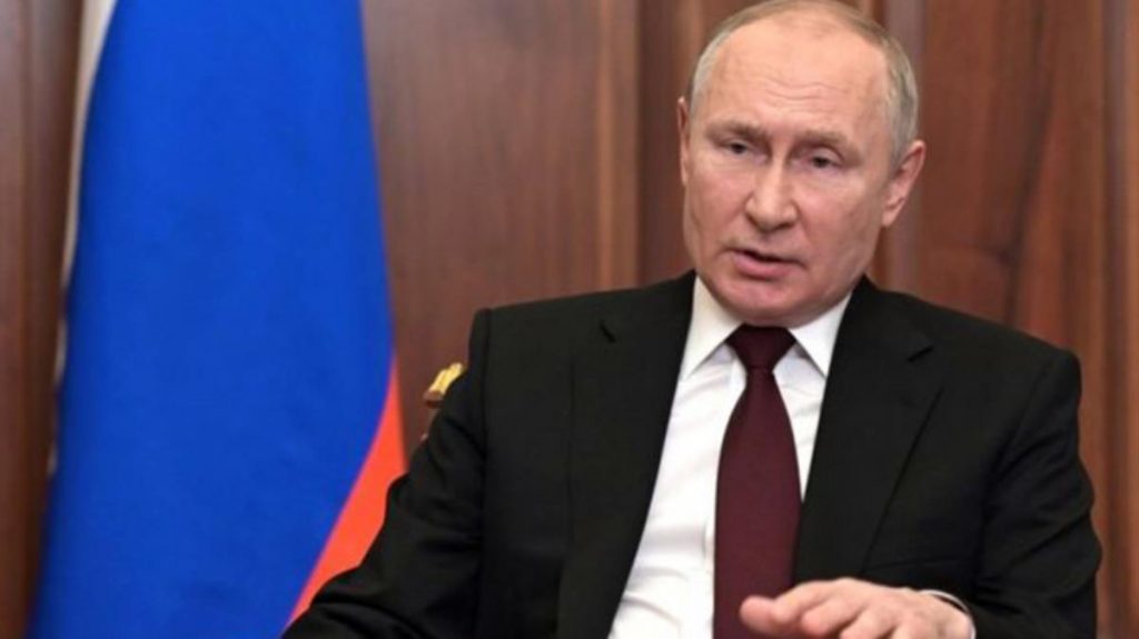 Zelenski’nin ardından Putin de kameraların karşısına geçti! Konuşmasını bir anda keserek saygı duruşunda bulundu