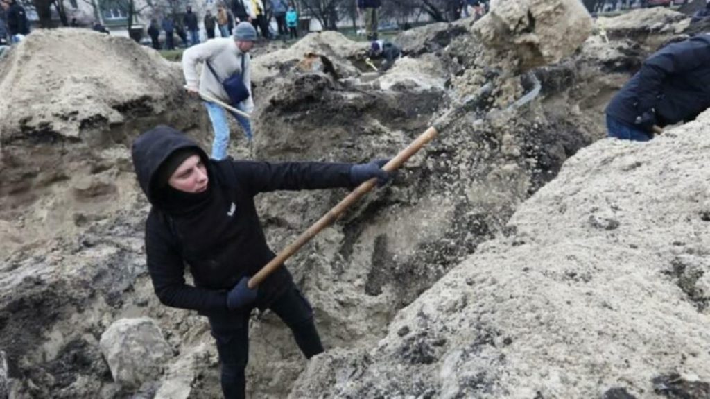 Ukrayna’da sivil halk Rus işgaline karşı hendek kazmaya başladı