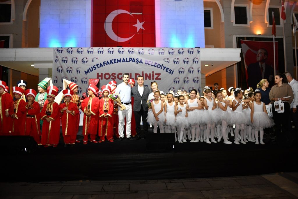 Mustafakemalpaşa’nın küçük kursiyerleri sertifikalarını aldı
