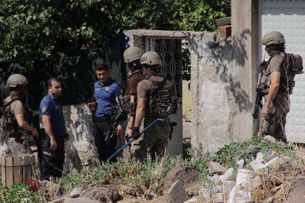 Karısının aldattığını düşündüğü için rehin almış