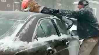 Bir baba, arabasının üzerindeki karları temizlemek için çocuğunu kullandı